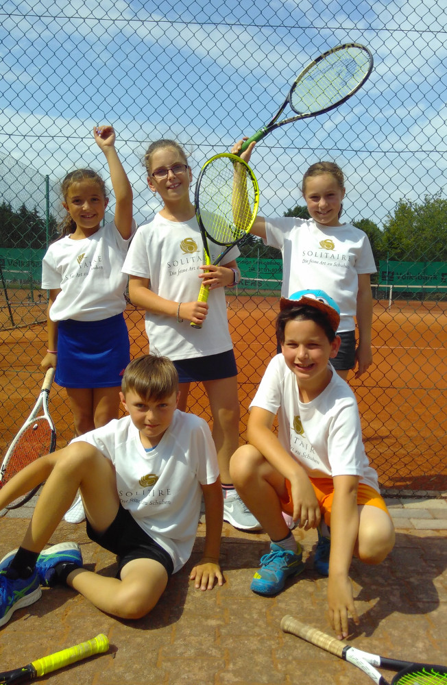 Emilia Rothmund, Sarah Strohmeier, Mona Steinebrunner, Yannis Hackner und Jonathan Held nach ihrem großen Sieg in Achern!