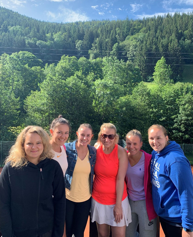 Melanie Blum, Lena Hlawatschek, Sabrina Schneider, Christina Kimmig, Anna Frey und Isabell Hatt vor beeindruckender Schwarzwaldkulisse.